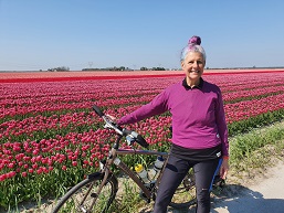 20220424_28_Dronten_NL_Olsterweg_portret-Diane-fiets-veld-tulpen_sPh_257x193